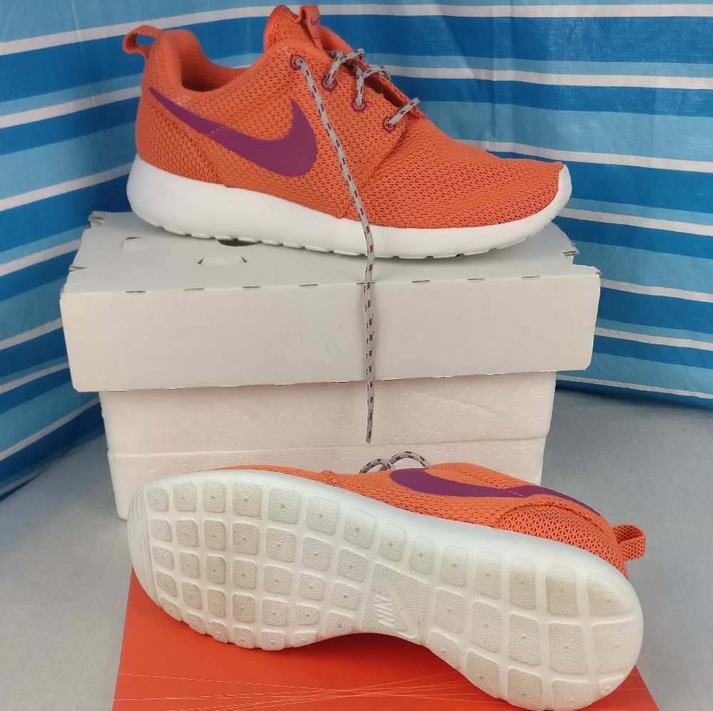 Nike Roshe Run Women size 7us Orange/Magenta
